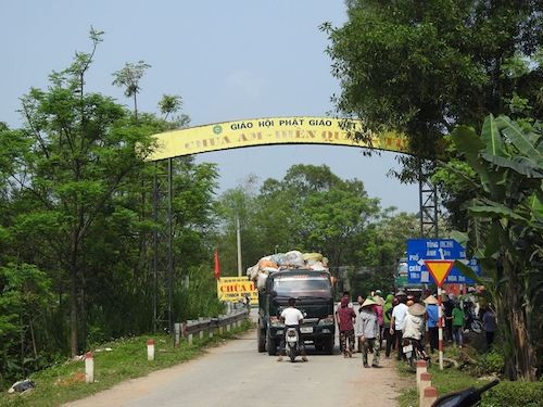 Họp khẩn vụ ruồi từ bãi rác 'tấn công' người dân Hà Tĩnh ảnh 1