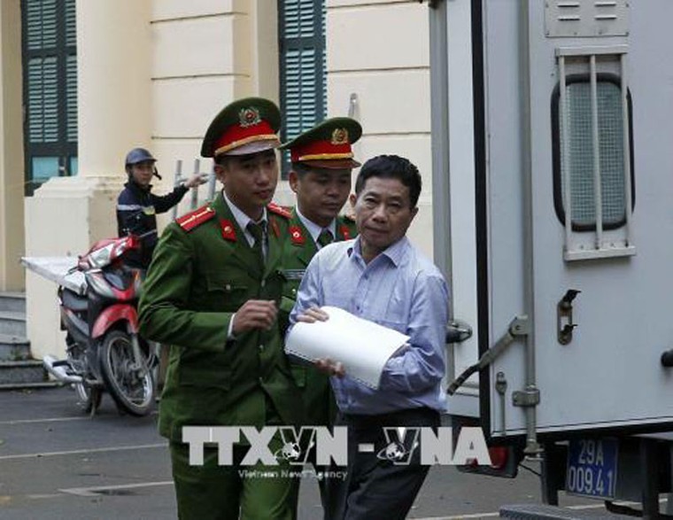 Ông Đinh La Thăng 'tay bắt mặt mừng' người thân tại tòa ảnh 1