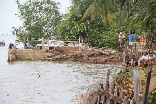 Sạt lở bủa vây, dân thấp thỏm vì sống bên miệng 'hà bá' ảnh 1
