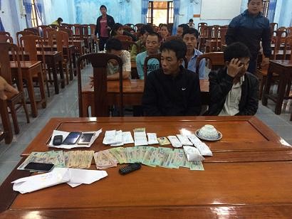 Huế: Liên tiếp bắt nhiều vụ đánh bạc, thu giữ hàng chục triệu đồng ảnh 2
