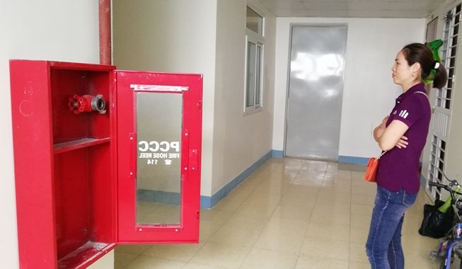 Dân căng băng rôn kêu cứu tỉnh vì chung cư không có PCCC ảnh 1