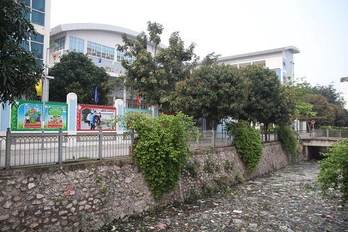 Phường Yên Hoà nói gì về việc công trình kỷ niệm biến thành 'con sông rác' ở Thủ đô ảnh 1