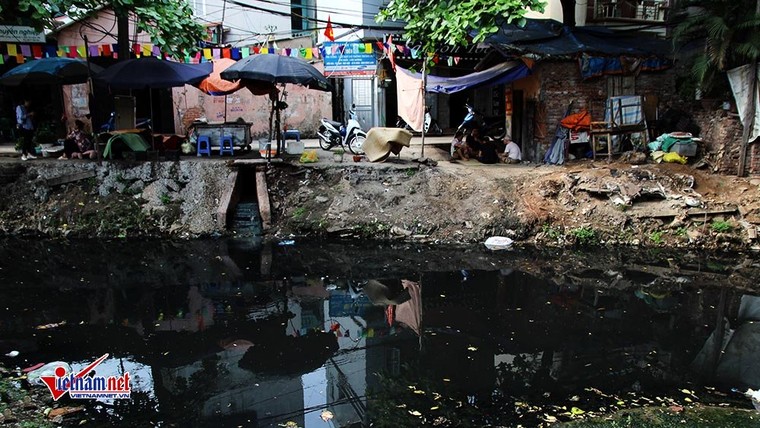 Hà Nội: Nghẹt thở sống cạnh khúc sông đặc quánh nước thải ảnh 1