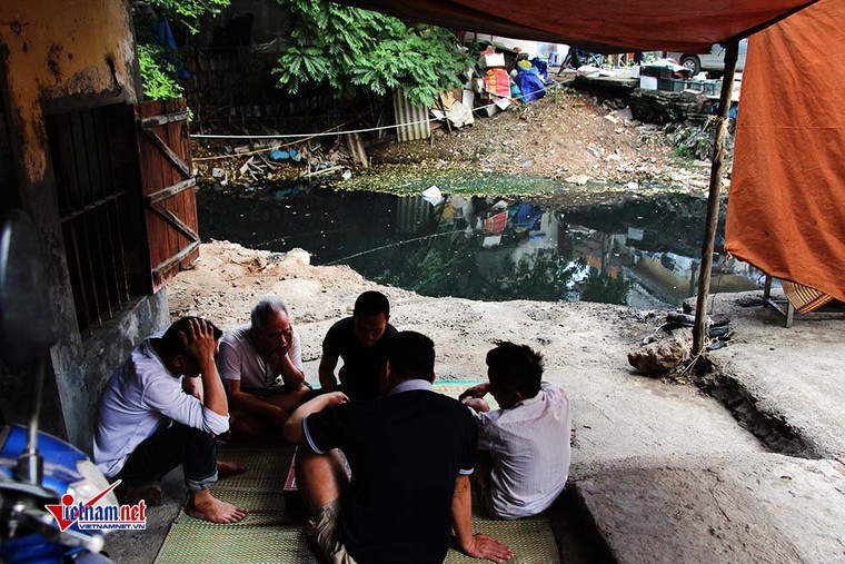 Hà Nội: Nghẹt thở sống cạnh khúc sông đặc quánh nước thải ảnh 4