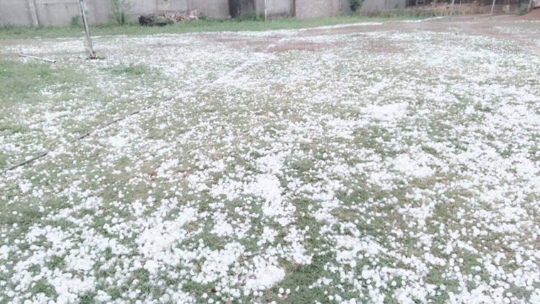 Sơn La: Mưa đá trắng xóa ở Mộc Châu ảnh 1