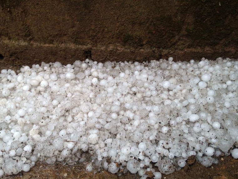 Sơn La: Mưa đá trắng xóa ở Mộc Châu ảnh 3