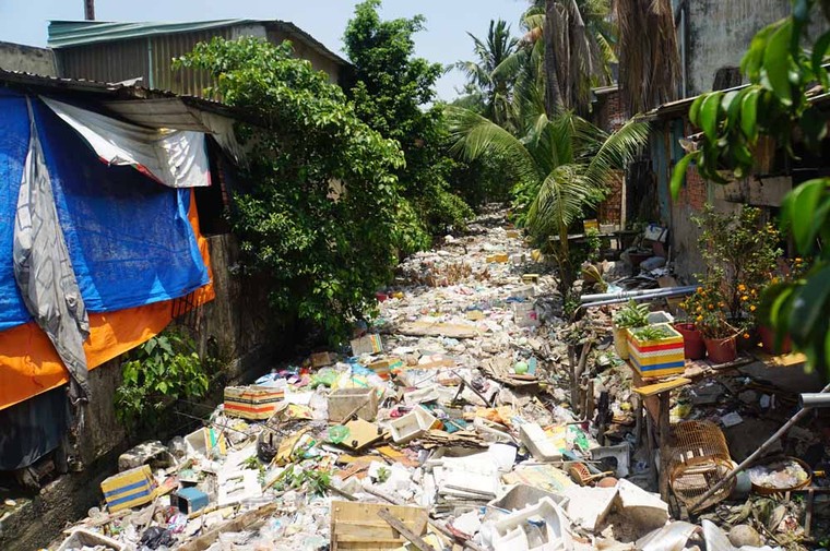 Kênh thoát nước kín rác, sân bay Tân Sơn Nhất có nguy cơ ngập vào mùa mưa ảnh 1