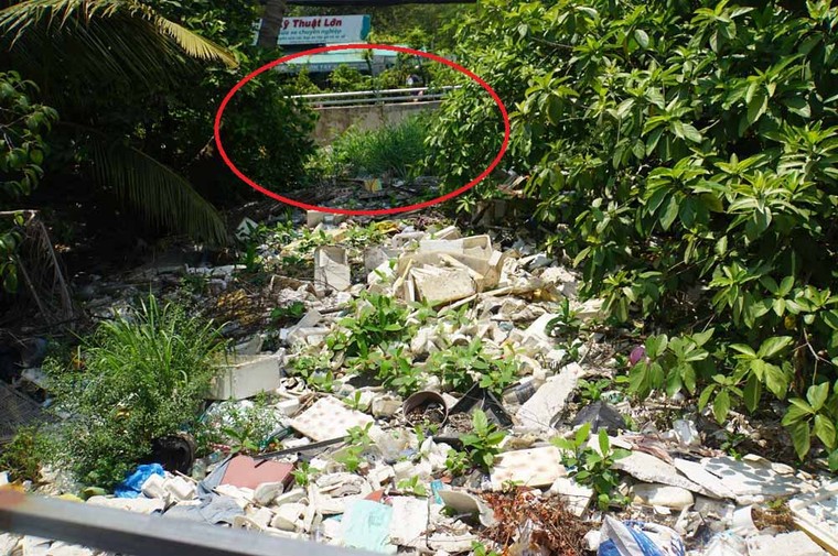 Kênh thoát nước kín rác, sân bay Tân Sơn Nhất có nguy cơ ngập vào mùa mưa ảnh 2