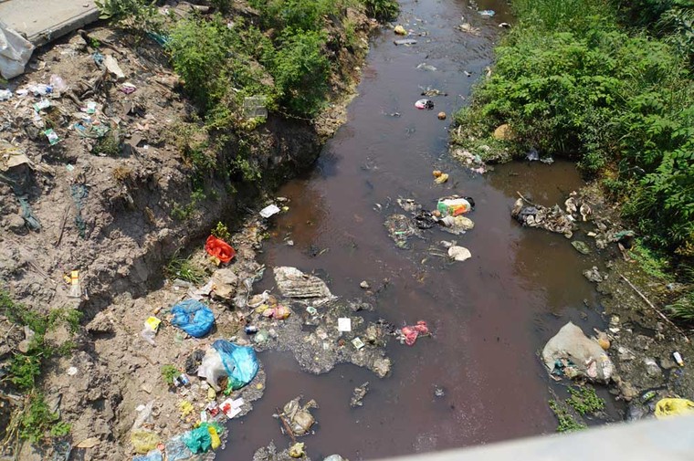 Kênh thoát nước kín rác, sân bay Tân Sơn Nhất có nguy cơ ngập vào mùa mưa ảnh 4