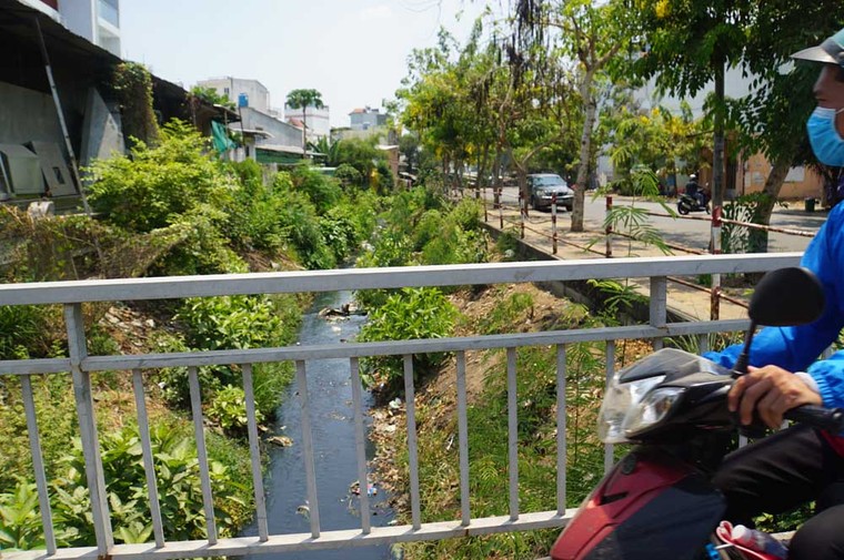 Kênh thoát nước kín rác, sân bay Tân Sơn Nhất có nguy cơ ngập vào mùa mưa ảnh 7