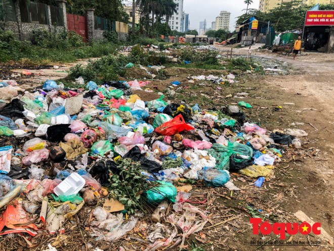 Hà Nội: Kinh hoàng vịt ăn rác, bơi trên nước thải trong công trường xây dựng cầu Đền Lừ, Hoàng Mai ảnh 12