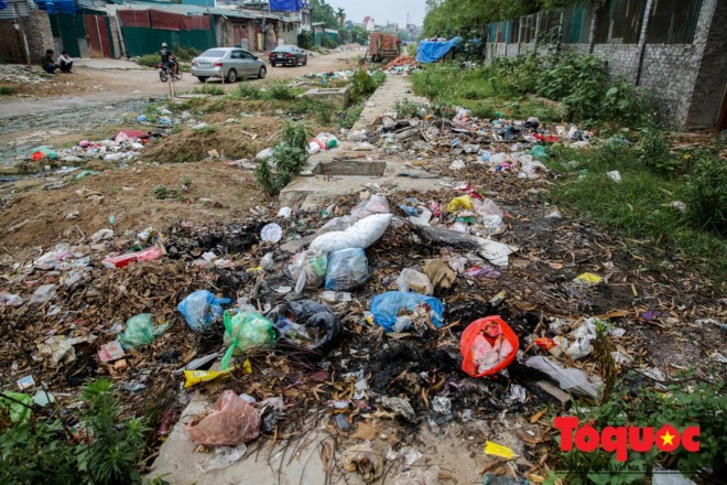 Hà Nội: Kinh hoàng vịt ăn rác, bơi trên nước thải trong công trường xây dựng cầu Đền Lừ, Hoàng Mai ảnh 13