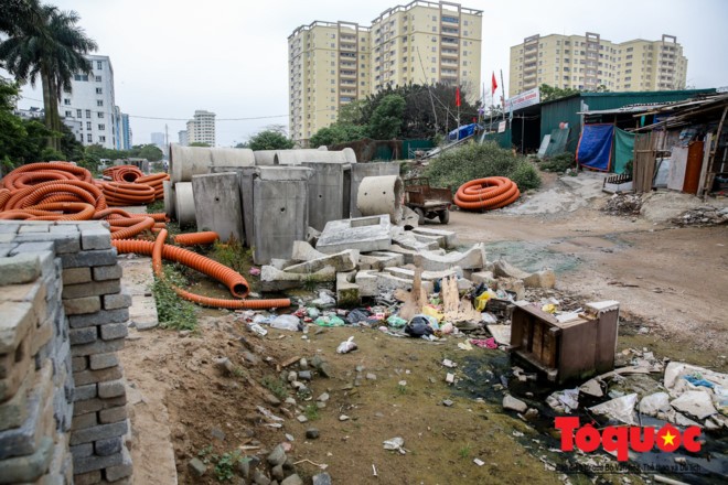 Hà Nội: Kinh hoàng vịt ăn rác, bơi trên nước thải trong công trường xây dựng cầu Đền Lừ, Hoàng Mai ảnh 14