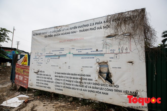 Hà Nội: Kinh hoàng vịt ăn rác, bơi trên nước thải trong công trường xây dựng cầu Đền Lừ, Hoàng Mai ảnh 1