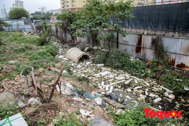 Hà Nội: Kinh hoàng vịt ăn rác, bơi trên nước thải trong công trường xây dựng cầu Đền Lừ, Hoàng Mai ảnh 2