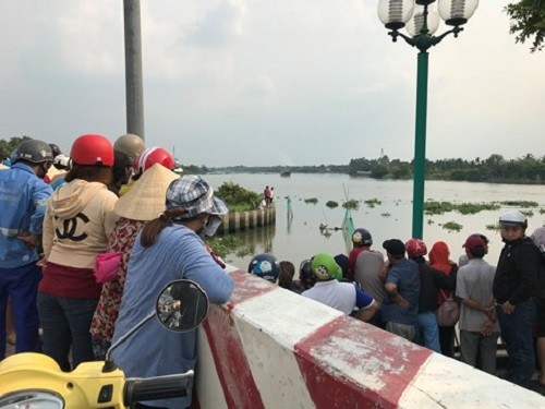 Hốt hoảng vì phát hiện thi thể người đàn ông đang phân hủy trên sông Sài Gòn ảnh 1