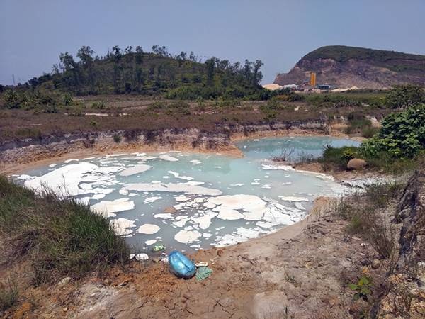 Phát hiện đối tượng xả chất thải lỏng từ KCN Texhong ra ruộng lúa ảnh 1