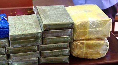 Bắt thầy giáo tiểu học vận chuyển 15 bánh heroin ảnh 1