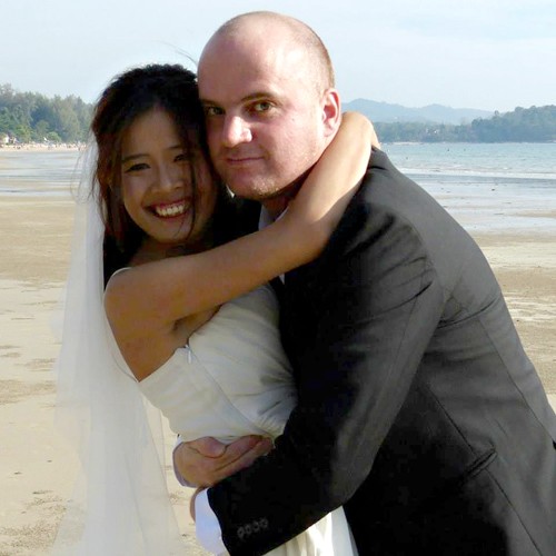 Chuyện tình có hậu của cô gái Việt và chàng Tây không mua nổi hoa cưới ảnh 1