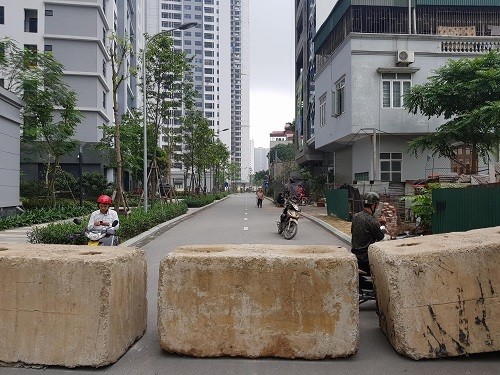 Hà Nội phá rào chắn đoạn đường tranh chấp giữa hai chung cư ảnh 2