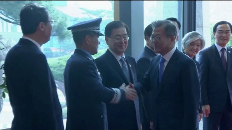 Hai lãnh đạo Triều Tiên - Hàn Quốc dắt tay nhau qua biên giới ảnh 4