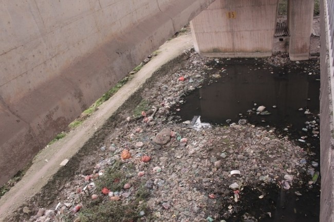 Cầu Thăng Long bị ‘bức tử’ vì rác thải ảnh 8