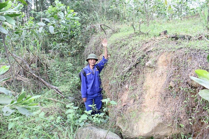 Núi sụt lún bất thường, người dân lo lắng ảnh 1