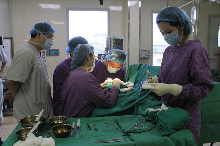 Thanh niên bị cắn nham nhở vành tai khi đi nhậu với bạn ảnh 1