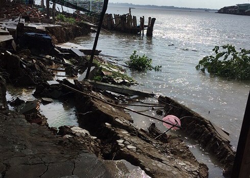 Sạt lở bờ sông Cái Côn ở Hậu Giang, nhiều hộ dân phải di dời ảnh 1