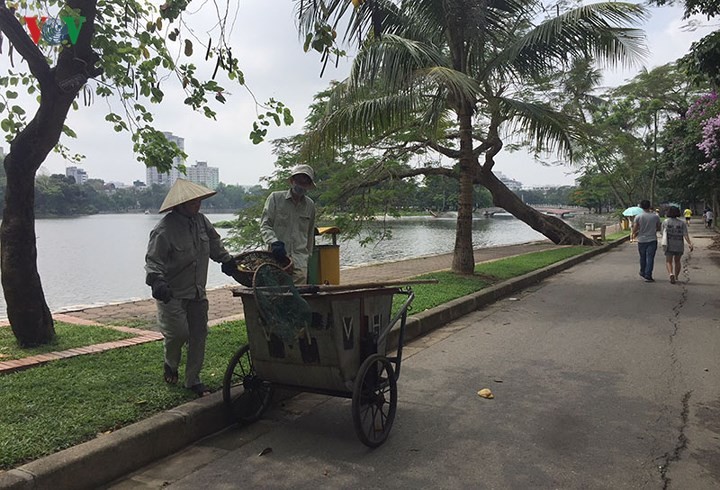 Sau mưa lớn, hồ Công viên Thống Nhất ngập rác thải ảnh 9