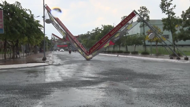 Mưa lớn kèm giông lốc khiến 50 gia đình chịu cảnh 'màn trời chiếu đất' ảnh 1