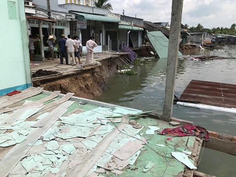 7 căn nhà bị 'cuốn trôi' xuống sông: Vẫn chưa thể công bố nguyên nhân ảnh 1