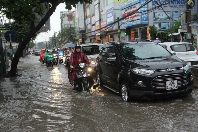 Chùm ảnh: Hà Nội bì bõm sau cơn mưa chiều cuối tuần ảnh 9