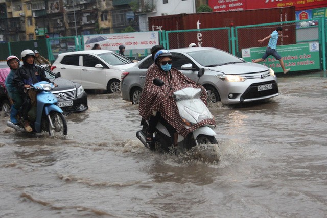 Chùm ảnh: Hà Nội bì bõm sau cơn mưa chiều cuối tuần ảnh 11