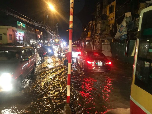 Chùm ảnh: Hà Nội bì bõm sau cơn mưa chiều cuối tuần ảnh 12