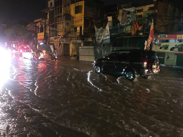 Chùm ảnh: Hà Nội bì bõm sau cơn mưa chiều cuối tuần ảnh 13