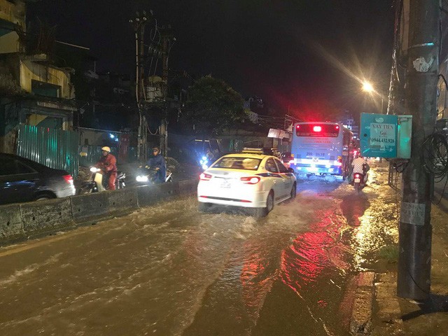 Chùm ảnh: Hà Nội bì bõm sau cơn mưa chiều cuối tuần ảnh 15