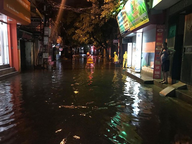 Chùm ảnh: Hà Nội bì bõm sau cơn mưa chiều cuối tuần ảnh 16