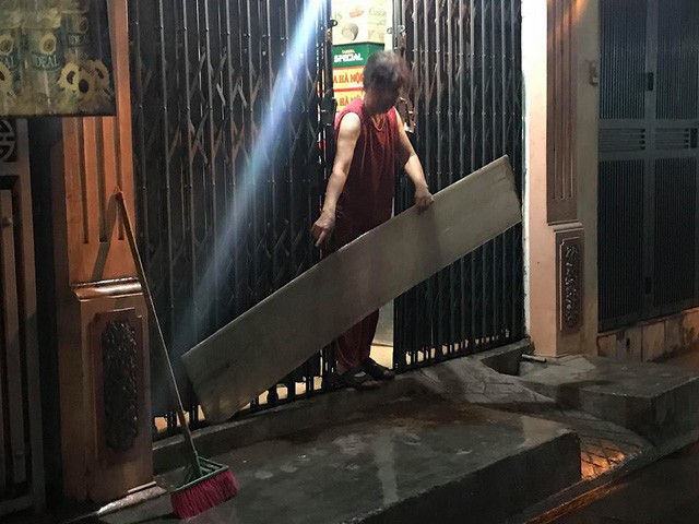 Chùm ảnh: Hà Nội bì bõm sau cơn mưa chiều cuối tuần ảnh 17