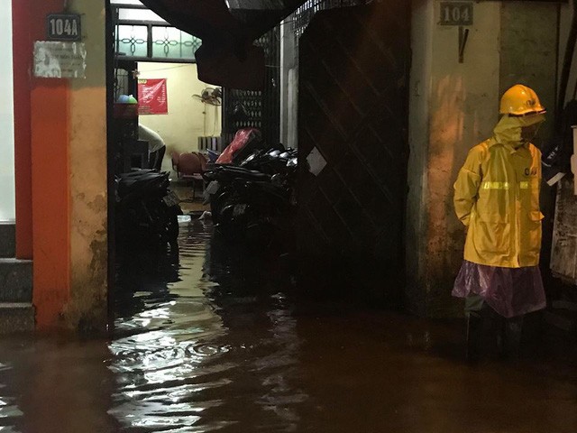 Chùm ảnh: Hà Nội bì bõm sau cơn mưa chiều cuối tuần ảnh 18