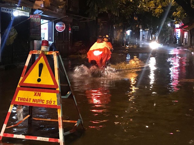 Chùm ảnh: Hà Nội bì bõm sau cơn mưa chiều cuối tuần ảnh 19