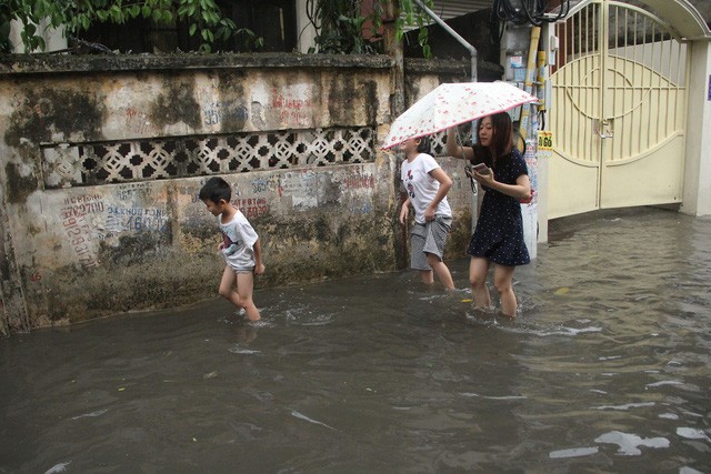 Chùm ảnh: Hà Nội bì bõm sau cơn mưa chiều cuối tuần ảnh 1