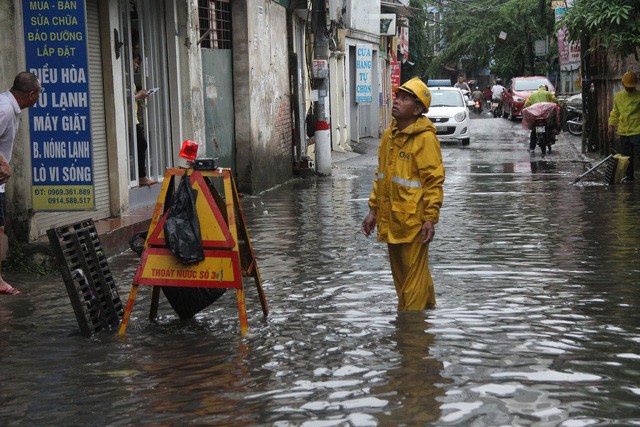 Chùm ảnh: Hà Nội bì bõm sau cơn mưa chiều cuối tuần ảnh 2
