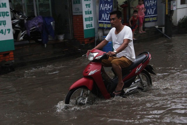 Chùm ảnh: Hà Nội bì bõm sau cơn mưa chiều cuối tuần ảnh 3