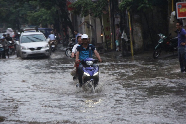 Chùm ảnh: Hà Nội bì bõm sau cơn mưa chiều cuối tuần ảnh 4