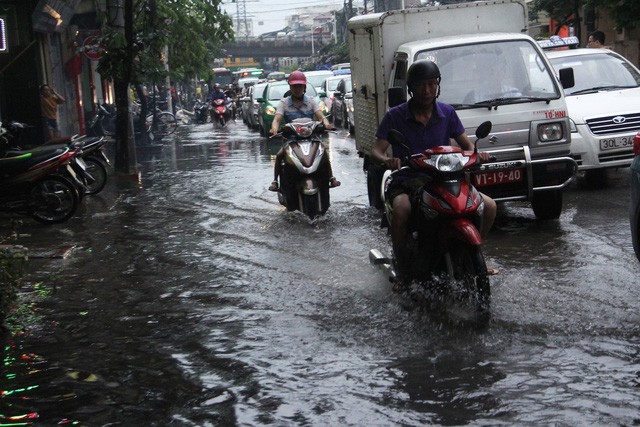 Chùm ảnh: Hà Nội bì bõm sau cơn mưa chiều cuối tuần ảnh 5