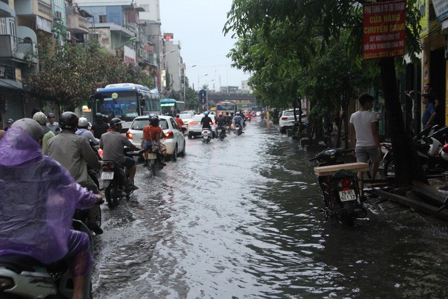 Chùm ảnh: Hà Nội bì bõm sau cơn mưa chiều cuối tuần ảnh 6