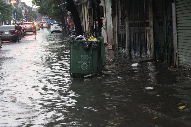 Chùm ảnh: Hà Nội bì bõm sau cơn mưa chiều cuối tuần ảnh 7