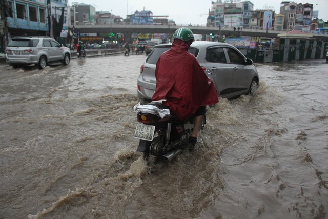 Chùm ảnh: Hà Nội bì bõm sau cơn mưa chiều cuối tuần ảnh 8