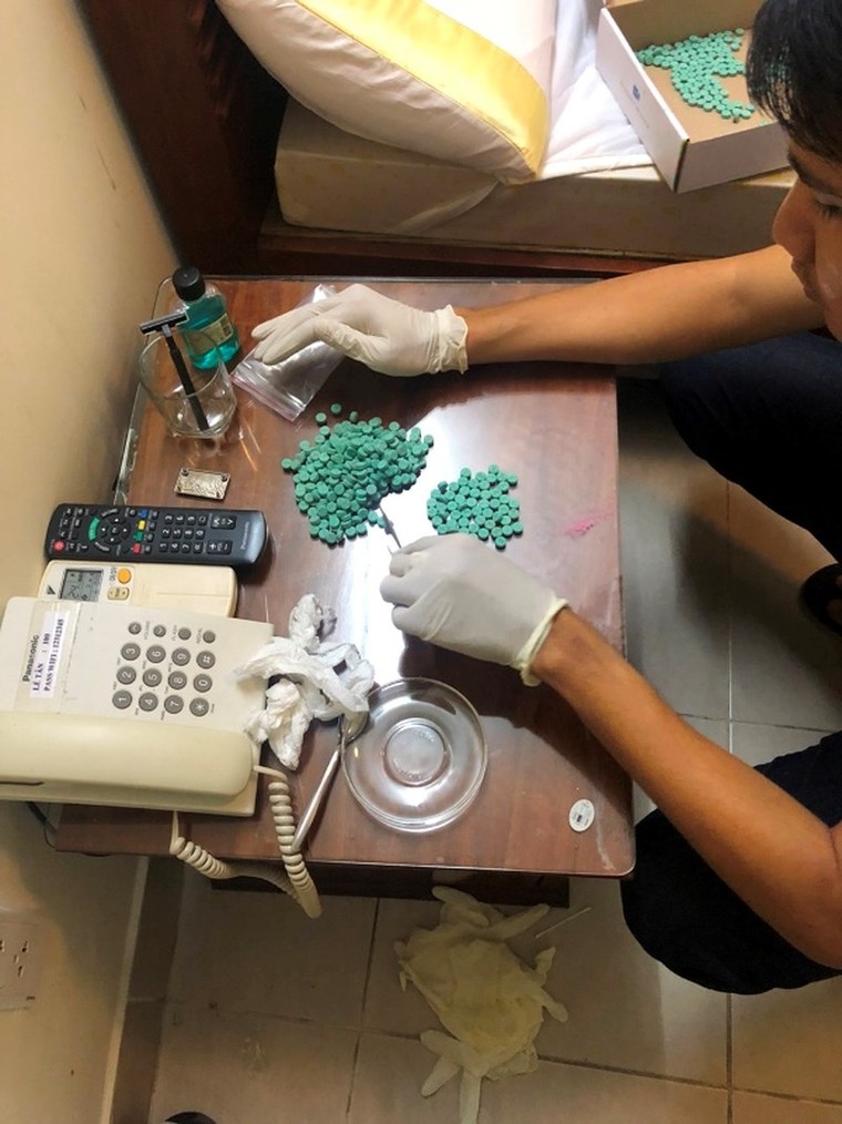 Phá 'xưởng' sản xuất thuốc lắc ở quận 12 ảnh 1